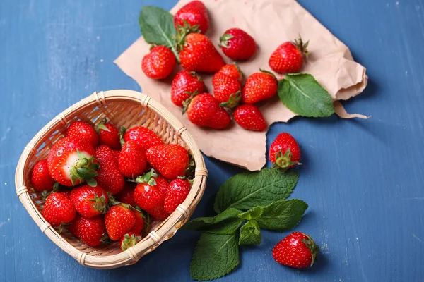 Maturare dolci fragole su sfondo di legno di colore — Foto Stock