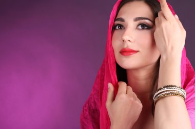 koyu renkli arka plan üzerinde güzel oryantal kız