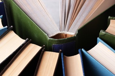 renkli ciltli ve kağıt kapaklı kitap, yakın çekim