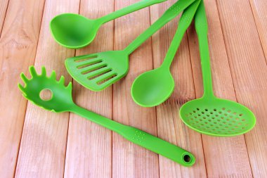 ahşap zemin üzerinde plastik mutfak eşyaları