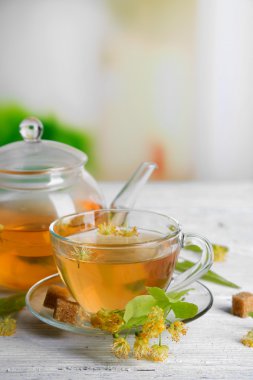 Ihlamur çiçek ahşap tablo ile lezzetli bitki çayı