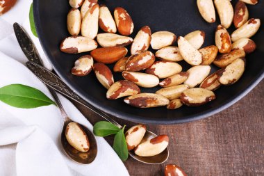 ahşap zemin üzerinde tavada fındık lezzetli brasil