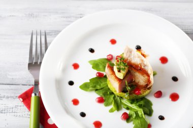 ızgara biftek, ızgara sebzeler ve roka parlak zemin üzerinde tablo