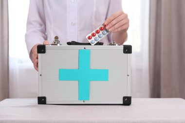 hemşire odasında ilk yardım çantası elinde