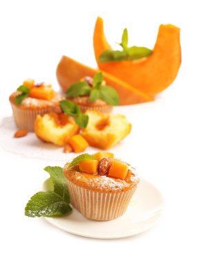 beyaz izole lezzetli kabak kekler