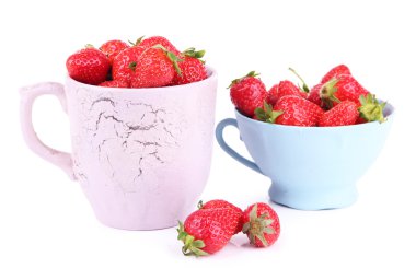 Olgun tatlı çilek rengi kupalar üzerinde beyaz izole içinde