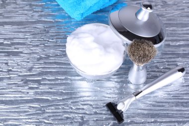 erkek lüks tıraş seti gri arka plan üzerine havlu ile