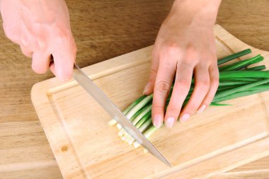 kesme tahtası üzerinde el kesme chives