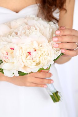 gelin düğün buketi beyaz peonies tutarak yakın çekim, açık renkli