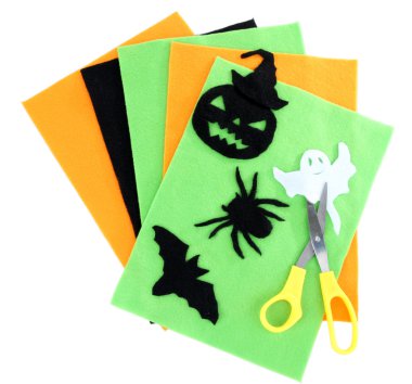 parlak keçe ve üzerinde beyaz izole el yapımı halloween süslemeleri