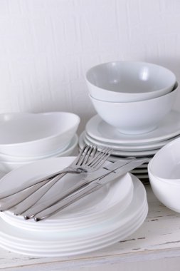 Tablo ışık arka plan üzerinde beyaz tabak ayarlama