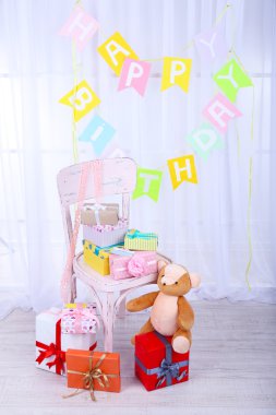 odasındaki birçok doğum günü hediyeleri