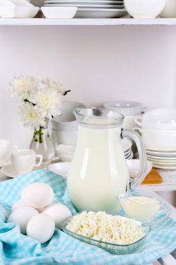 Natürmort tablo lezzetli süt ve süt ürünleri ile