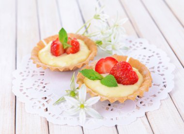 üzerinde tablo close-up çilekleri ile lezzetli tartlets