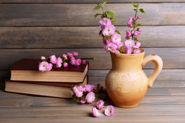 tabloda gri arka plan üzerinde sürahi içinde güzel meyve çiçeği