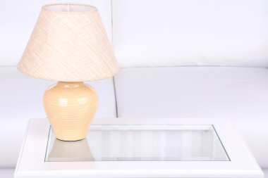 odadaki sehpa lambası