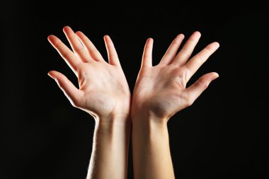 siyah arka plan üzerinde insan eli