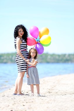 mutlu anne ve kızı sahilde