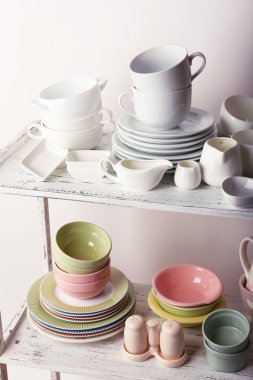 raf, farklı yemek takımı Kapat