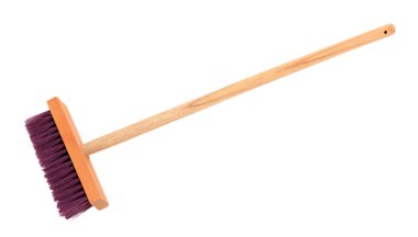 renkli süpürge üzerinde beyaz izole