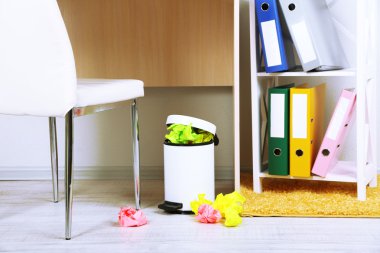 office arka plan üzerinde çöp kutusu