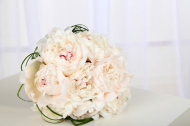 tablo üzerinde açık renkli güzel düğün buketi