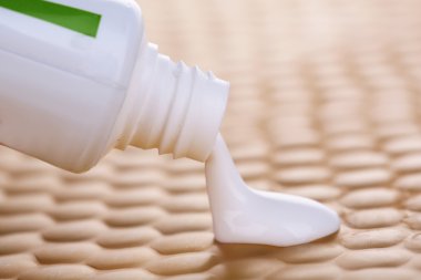 diş macunu tüpünden, sıkılmış parlak zemin üzerine yakın çekim