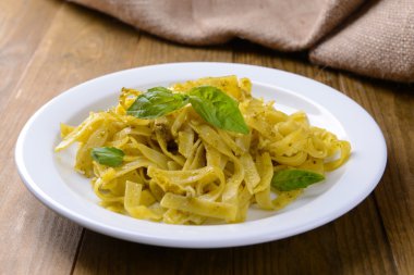 lezzetli pasta plaka üzerinde tablo yakın çekim pesto ile