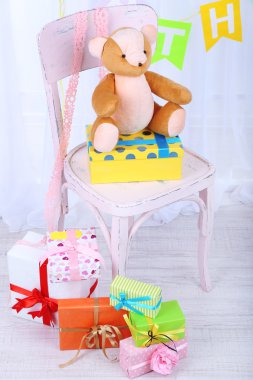 odasındaki birçok doğum günü hediyeleri