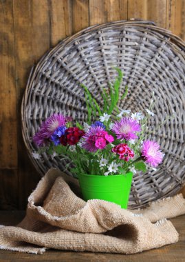 ahşap arka plan kovanın içinde parlak kır çiçekleri