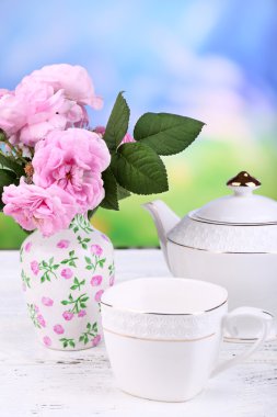 Kahvaltı çay demlik parlak zemin üzerine taze pembe bahçe gül ile