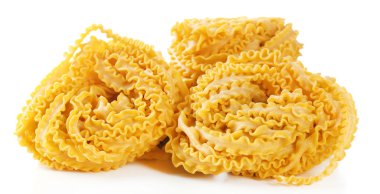 ham ev yapımı makarna, üzerinde beyaz izole