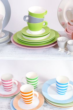 raf, farklı yemek takımı Kapat