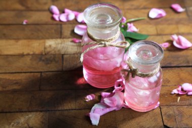 şişelerde renk ahşap zemin üzerine Gül yağı