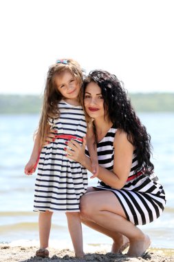 mutlu anne ve kızı sahilde