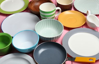 ahşap zemin üzerinde farklı yemek takımı