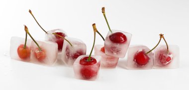 buz küp üzerinde beyaz izole kiraz