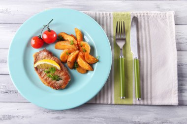 ızgara biftek, ızgara sebzeler ve patates adet tablo, parlak zemin üzerine kızarmış