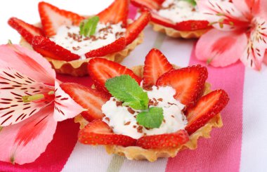 üzerinde tablo close-up çilekleri ile lezzetli tartlets