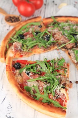 roka renk ahşap zemin üzerinde pizza