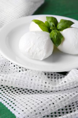 lezzetli mozzarella peyniri Fesleğenli ahşap zemin üzerinde plaka üzerinde