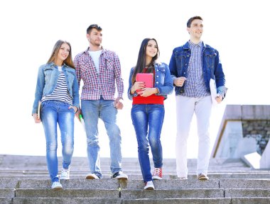 Park merdivenlerde mutlu öğrenciler