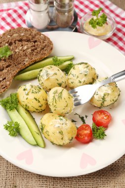 Tablo, genç haşlanmış patates yakın çekim