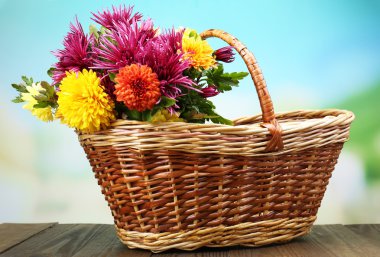 hasır sepet parlak zemin üzerine güzel çiçekler