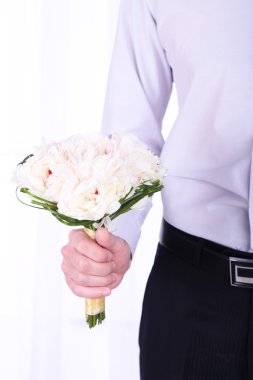 Düğün buket ışık arka planda tutan adam