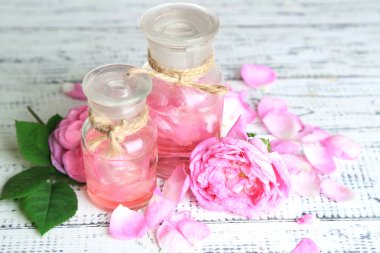 şişelerde renk ahşap zemin üzerine Gül yağı