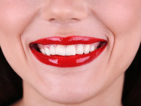 Donna sorridente con labbra rosse primo piano — Foto Stock