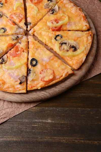 Smakelijke pizza op tabel close-up — Stockfoto