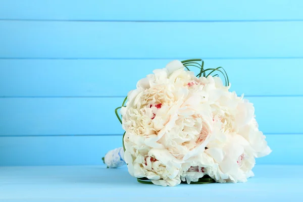 Schöner Hochzeitsstrauß auf farbigem Hintergrund — Stockfoto