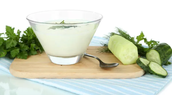 Jogurt ogórek w szklanej misce, na kolor serwetka, na białym tle — Zdjęcie stockowe